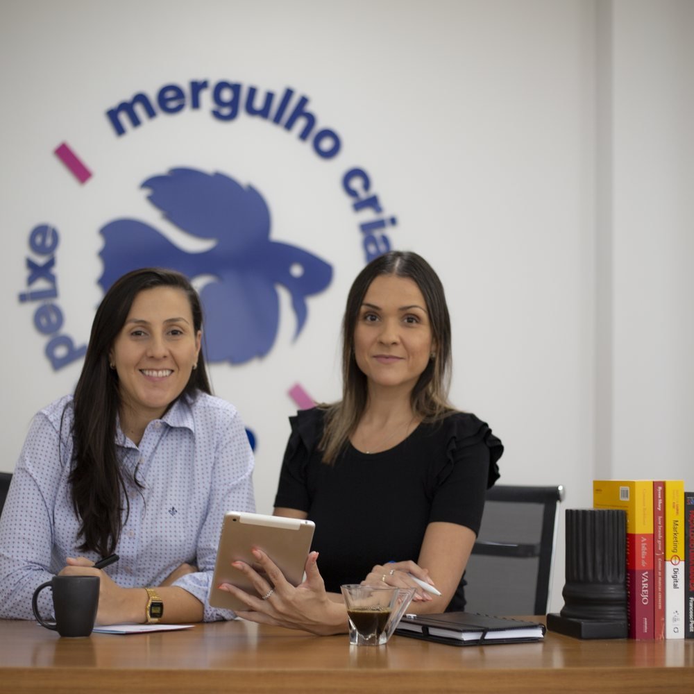 Lana e Thaise, fundadoras da Mergulho Criativo, no estúdio da agência em Dourados, MS