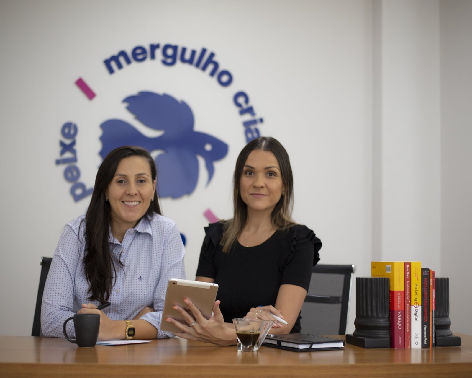 Lana e Thaise, fundadoras da Mergulho Criativo, na sede da agência em Dourados, MS